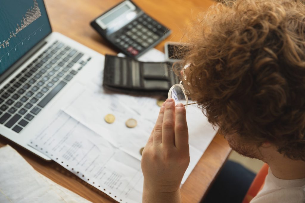 Person, die lernt, wie man persönliche Finanzen organisiert.