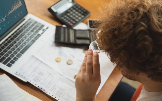 Person, die lernt, wie man persönliche Finanzen organisiert.