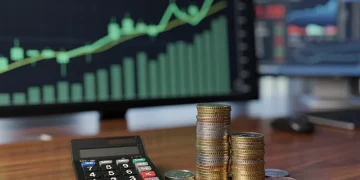 Gráfico financiero ascendente con calculadora y monedas, simbolizando el ahorro y crecimiento en fondos mutuos.