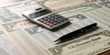 Documentos financieros y bonos del Tesoro de EE. UU. con una calculadora, simbolizando la inversión y el análisis de tasas de interés.